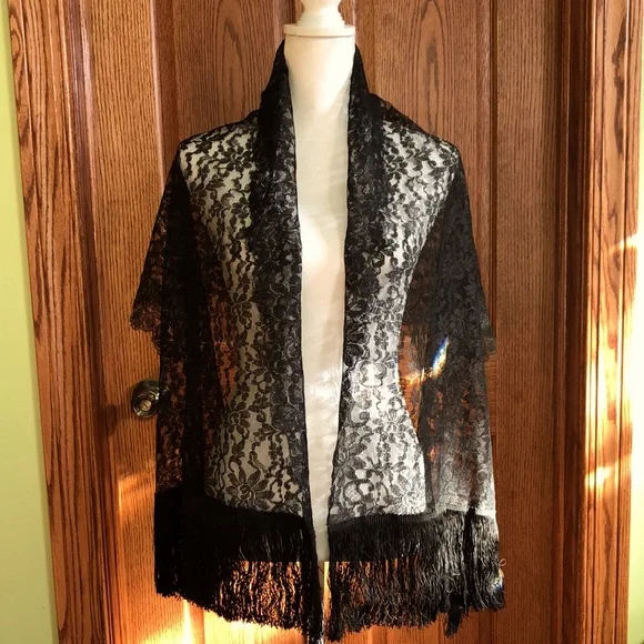 NEW LISTING! Vintage Lace Wrap w/Fringe - Picture 2 of 8